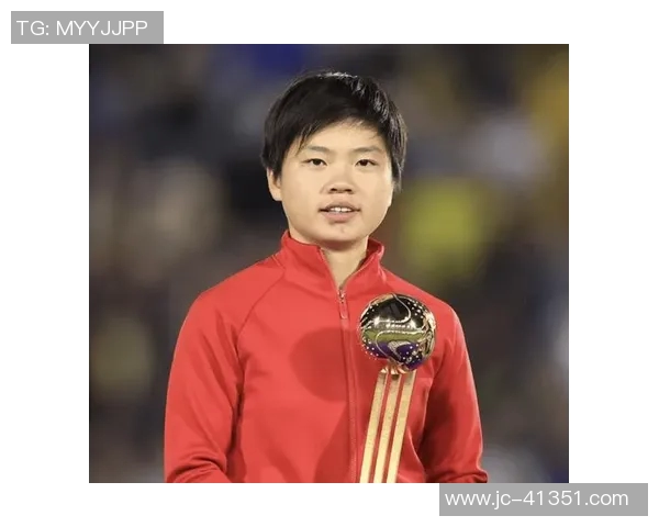 短发魅力与足球激情结合的女性明星造型解析